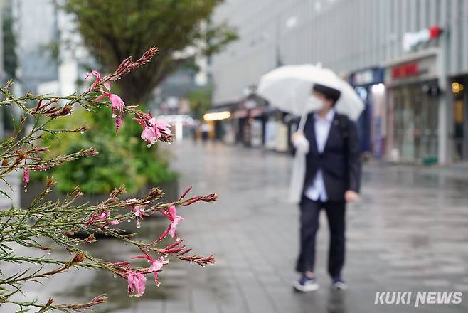 전국에 비가 내린 31일 오후 서울 상암동 인근에서 시민들이 우산을 쓴 채 걸어가고 있다. 박효상 기자