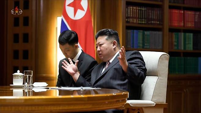 김정은 북한 국무위원장이 당 중앙위원회 본부 청사에서 올가 류비모바 러시아 문화부 장관을 접견했다고 조선중앙TV가 지난달 30일 보도했다. 연합뉴스