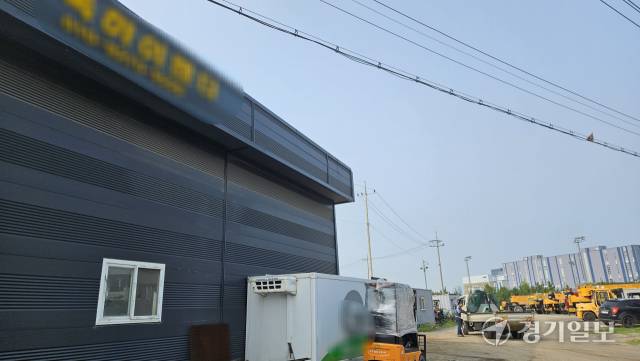 18일 오후 인천 서구 원창동 한 국유지. 무단점유한 A업체의 건물 앞에서 한 작업자가 작업을 하고 있다. 뒤로는 불법주차한 공사장비차량들이 늘어서있다. 박기웅기자