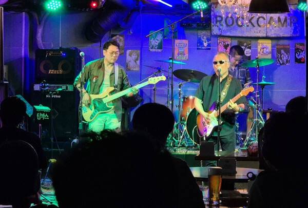 19일 인천 부평구 라이브클럽 락캠프에서 정유천블루스밴드가 공연하고 있다. 노재영기자