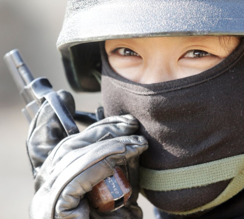 서울 수도방위사령부 독거미 부대의 여성 부대원. 발라클라바 너머의 눈웃음과는 별개로 손에 들려 있는 총이 너무 무섭다. 잘못한 게 없어도 사과하고 싶다. [사진 출처=연합뉴스]