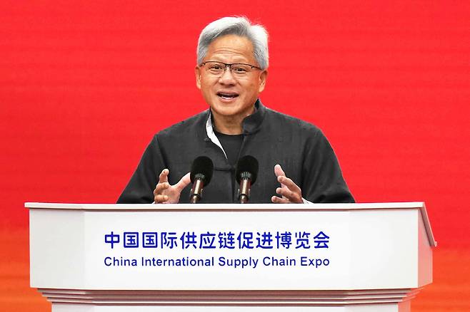 젠슨 황 엔비디아 최고경영자(CEO)가 16일 중국 베이징에서 열린 제3회 중국국제공급망촉진박람회 개막식에서 자신의 트레이드마크인 검은 가죽 재킷 대신 중국 전통의상인 당복을 입은 채 연설하고 있다. [사진 제공=AP연합뉴스]