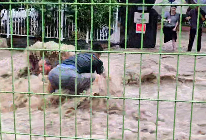 빗물 속에서 노인 구하는 최승일씨 [사진 = 연합뉴스]