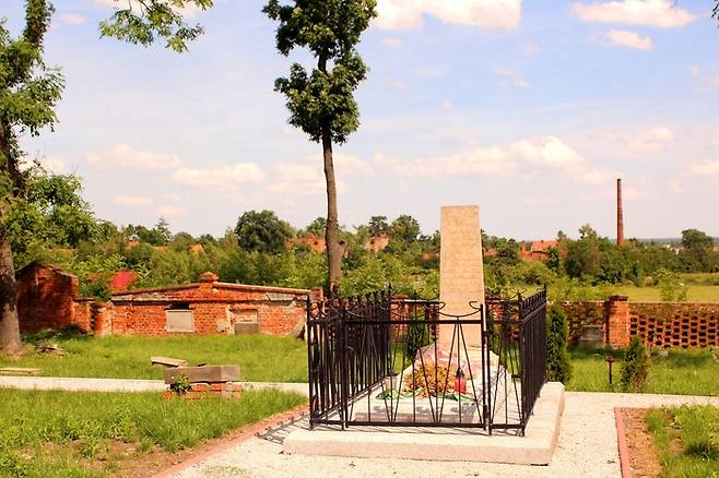 현 폴란드 지역에 있는 아하르트의 무덤. [사진출처=Mzopw]