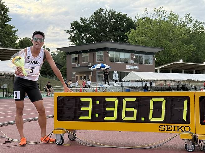 2025 호크렌 디스턴스챌린지 4차 대회 남자부 1500m 경기에서 한국 신기록을 작성한 뒤 기념 촬영을 하고 있는 이재웅. 대한육상연맹