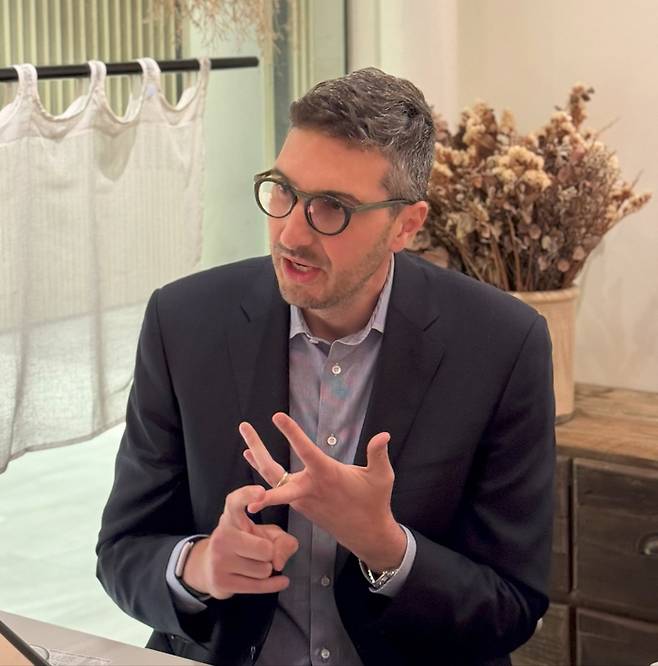 최근 방한한 ﻿다니엘 아미네자(Daniel Aminetzah) 맥킨지앤드컴퍼니 시니어파트너 겸 맥킨지 비즈니스 빌딩 공동리더가 매일경제와 인터뷰하는 모습. 맥킨지