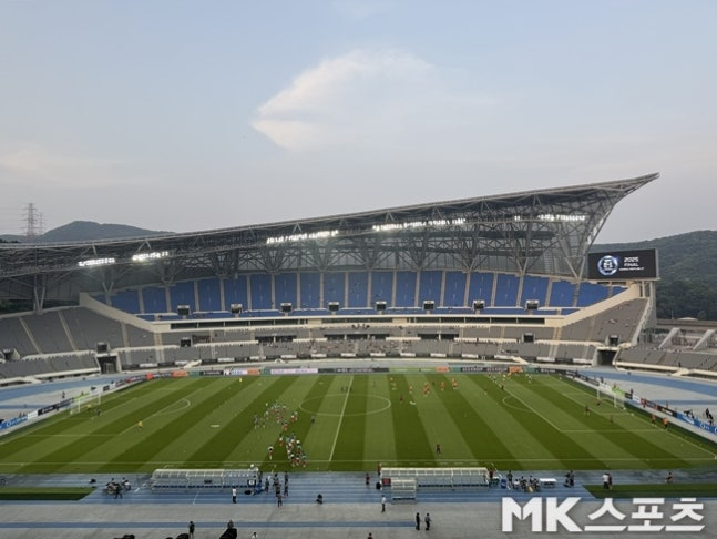7일 한국과 홍콩전이 열렸던 용인미르스타디움. 킥오프 전 양 팀의 훈련이 시작됐지만, 팬들의 모습을 찾기 힘들 정도. 사진=김영훈 기자