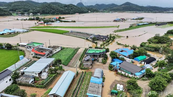 (당진=뉴스1) 김도우 기자 = 충청권을 중심으로 호우특보가 내려진 17일 충남 당진시 행정동 일대가 역천 범람으로 침수돼 있다.사진은 기사와는 관계 없음. 2025.7.17/뉴스1  Copyright (C) 뉴스1. All rights reserved. 무단 전재 및 재배포,  AI학습 이용 금지. /사진=(당진=뉴스1) 김도우 기자