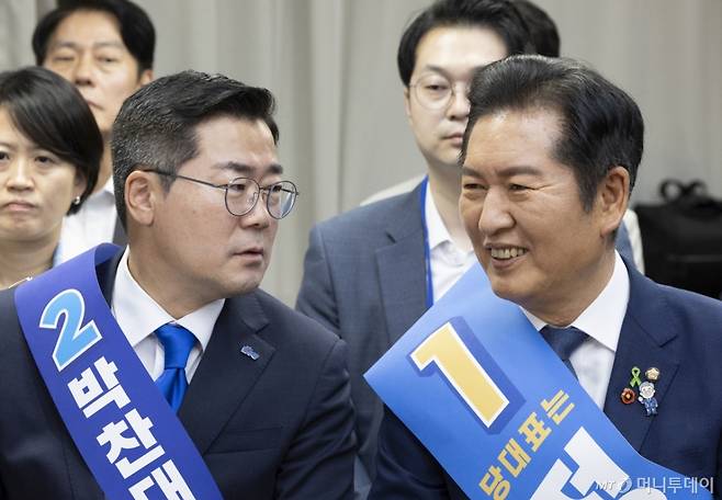 [서울=뉴시스] 김근수 기자 = 박찬대(왼쪽) 더불어민주당 당대표 후보자와 정청래 더불어민주당 당대표 후보자가 19일 서울 여의도 더불어민주당 중앙당사에서 열린 더불어민주당 당대표 및 최고위원 선출을 위한 충청권 합동연설회에 참석해 서로 이야기를 나누고 있다. 2025.07.19. ks@newsis.com /사진=김근수