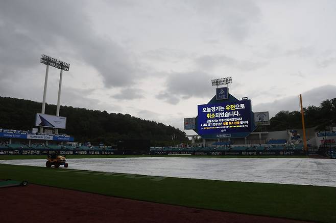 지난 18일 대구 삼성라이온즈파크에서 열릴 예정이었던 키움 히어로즈와 삼성 라이온즈의 2025 신한 쏠뱅크 KBO리그 경기가 우천으로 취소됐다./사진=삼성라이온즈, 뉴시스