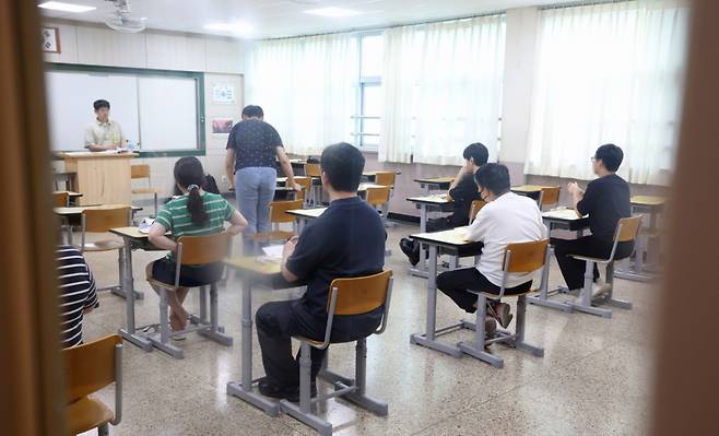 국가공무원 7급 공개경쟁채용 제1차 시험이 치러진 19일 수험생들이 서울 강남구의 한 시험장에서 수험생들이 시험 시작을 기다리고 있다.  / 사진 = 인사혁신처 제공