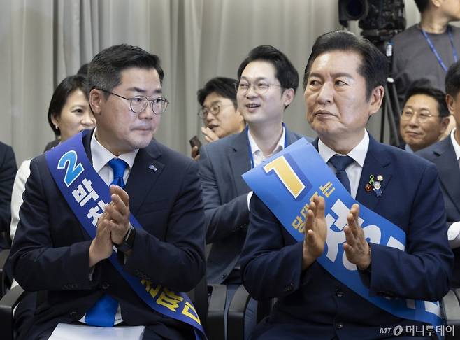 [서울=뉴시스] 김근수 기자 = 박찬대(왼쪽) 더불어민주당 당대표 후보자와 정청래 더불어민주당 당대표 후보자가 19일 서울 여의도 더불어민주당 중앙당사에서 열린 더불어민주당 당대표 및 최고위원 선출을 위한 충청권 합동연설회에 참석해 박수를 치고 있다. 2025.07.19. ks@newsis.com /사진=김근수