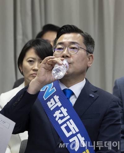 [서울=뉴시스] 김근수 기자 = 박찬대 더불어민주당 당대표 후보자가 19일 서울 여의도 더불어민주당 중앙당사에서 열린 더불어민주당 당대표 및 최고위원 선출을 위한 충청권 합동연설회에 참석해 물을 마시고 있다. 2025.07.19. ks@newsis.com /사진=김근수