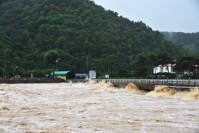 사건과 관련 없는 이미지. 호우경보가 내려진 19일 오후 경남 산청군 생비량면 인근 양천강이 범람하고 있다. 뉴시스