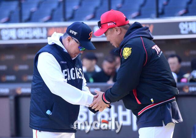2025년 3월 28일 오후 대전 한화생명 볼파크에서 진행된 '2025 신한 SOL뱅크 KBO 리그' KIA 타이거즈와 한화 이글스의 경기.한화 김경문 감독과 KIA 이범호 감독이 인사하고 있다./마이데일리