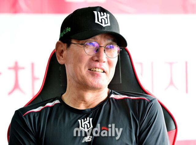 21일 오후 경기도 수원시 조원동 수원kt위즈파크에서 진행된 '2025 프로야구 KBO리그' kt위즈와 KIA타이거즈의 경기. kt 이강철 감독이 경기전 인터뷰를 갖고 있다./마이데일리