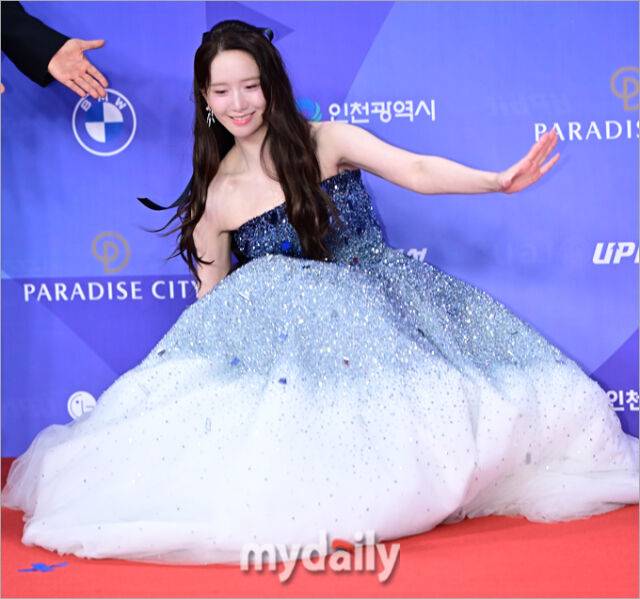 ▲ 넘어진 임윤아가 멋쩍은 미소를 짓고 있다.