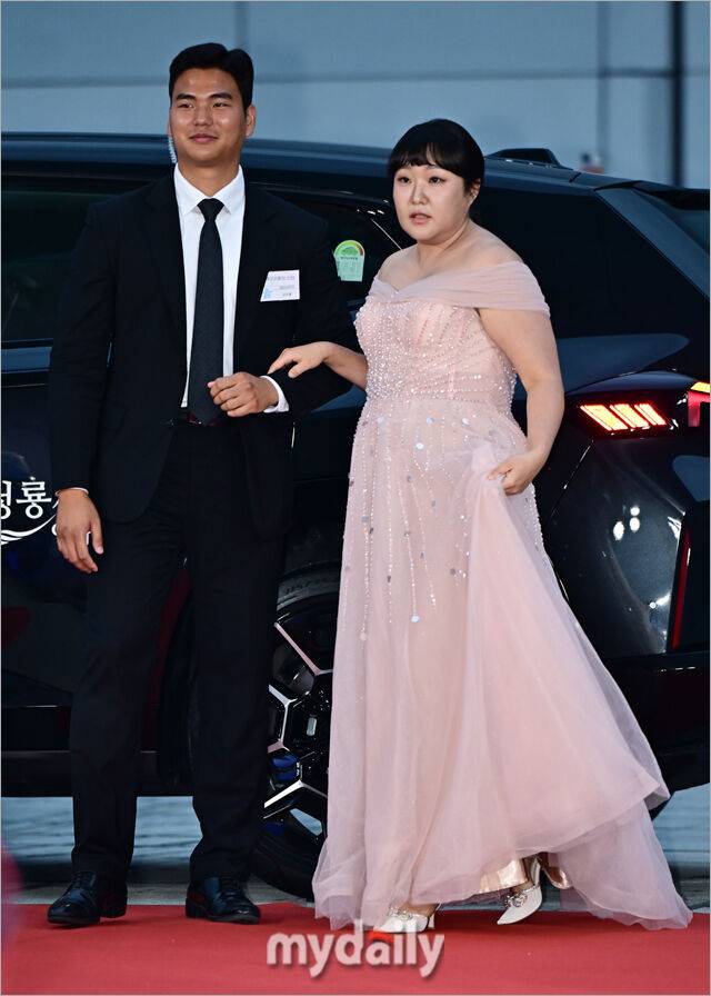 ▲ 차 문을 열어준 경호원의 손을 갑자기 잡고 포즈를 취하는 이수지. 경호원이 돌발 상황에 자연스럽게 웃으며 함께 포즈를 취했다.