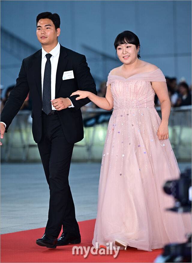 ▲ 상황은 여기서 끝나지 않고, 앞서 전현무-임윤아가 그랬던 것처럼 두 사람은 함께 레드카펫을 걸었다.