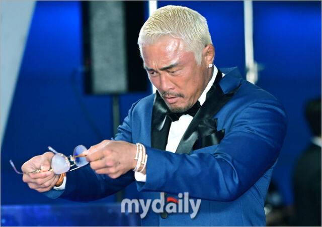 ▲ 자동차 에어컨에 차가워진 안경에 서리가 껴 레드카펫에서 몇 번을 안경을 썼다 벗은 추성훈.