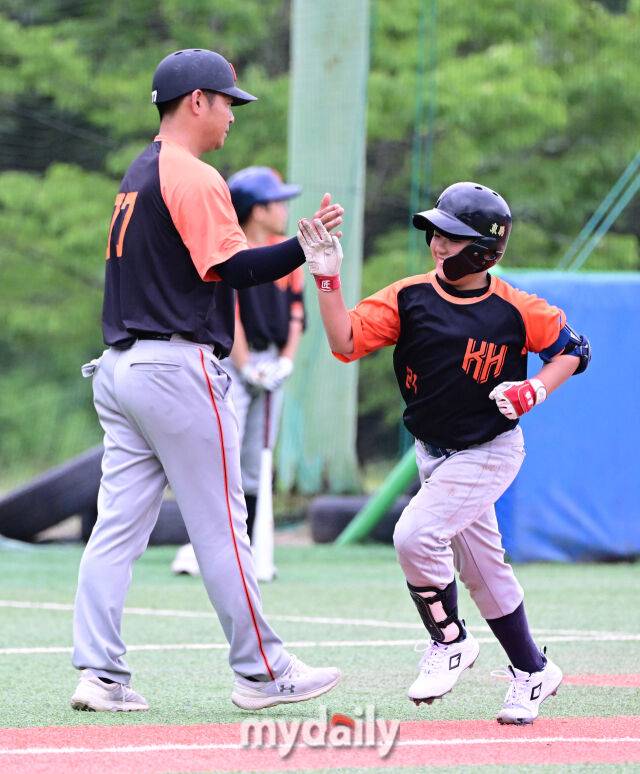 남양주강호 유소년야구단의 최시우(오른쪽)가 투런 홈런을 치고 다이아몬드를 돌고 있다. /횡성베이스볼테마파크=유진형 기자