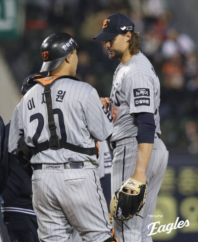 이재원과 와이스./한화 이글스
