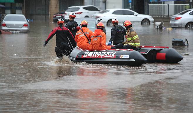 17일 오후 대구 북구 노곡동에서 119구조대가 보트를 타고 인명 수색을 하고 있다. 이날 갑작스러운 폭우로 노곡동 일대가 침수됐다.[연합]