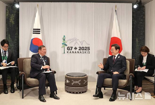 [카나나스키스(캐나다)=뉴시스] 최진석 기자 = 이시바 시게루(石破茂) 일본 총리의 명운이 달린 참의원(상원) 선거가 눈앞에 다가왔다. 사진은 이재명 대통령이 지난달 17일(현지 시간) 캐나다 앨버타주 캐내내스키스 주요 7개국(G7) 정상회의장에서 이시바 총리와 한일 정상회담을 하고 있는 모습. 2025.07.18. myjs@newsis.com