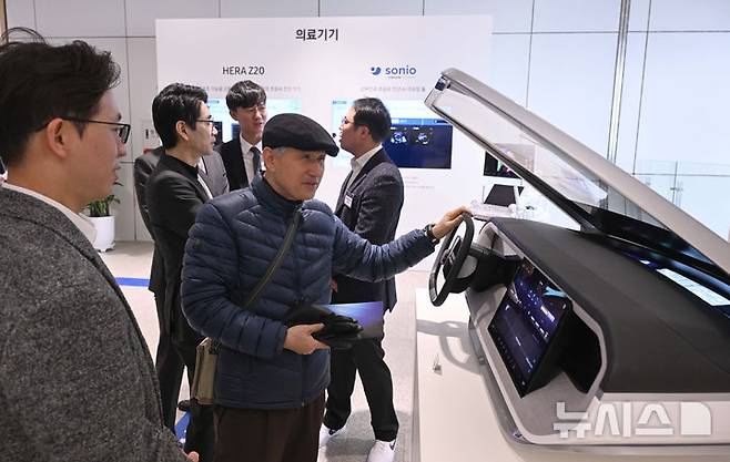 [수원=뉴시스] 김종택 기자 = 삼성전자 제56기 정기 주주총회가 열린 19일 경기도 수원시 수원컨벤션센터에서 열렸다. 이번 주주총회에서는 주주체험 강화를 위해 삼성전자 AI Home, 볼리(Ballie), 차세대 디스플레이, 갤럭시 AI, 의료기기, 하만 전장과 오디오도 전시했다. (공동취재) 2025.03.19. photo@newsis.com