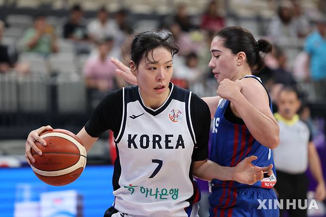 [선전=신화/뉴시스] 한국 여자농구 대표팀의 박지수(왼쪽)가 18일(현지 시간) 중국 광둥성 선전 스포츠센터에서 열린 2025 국제농구연맹(FIBA) 여자 아시아컵 4강 진출전 필리핀과 경기 중 공을 몰고 있다. 한국이 104-71로 승리하고 호주와 결승 진출을 다툰다. 2025.07.19.