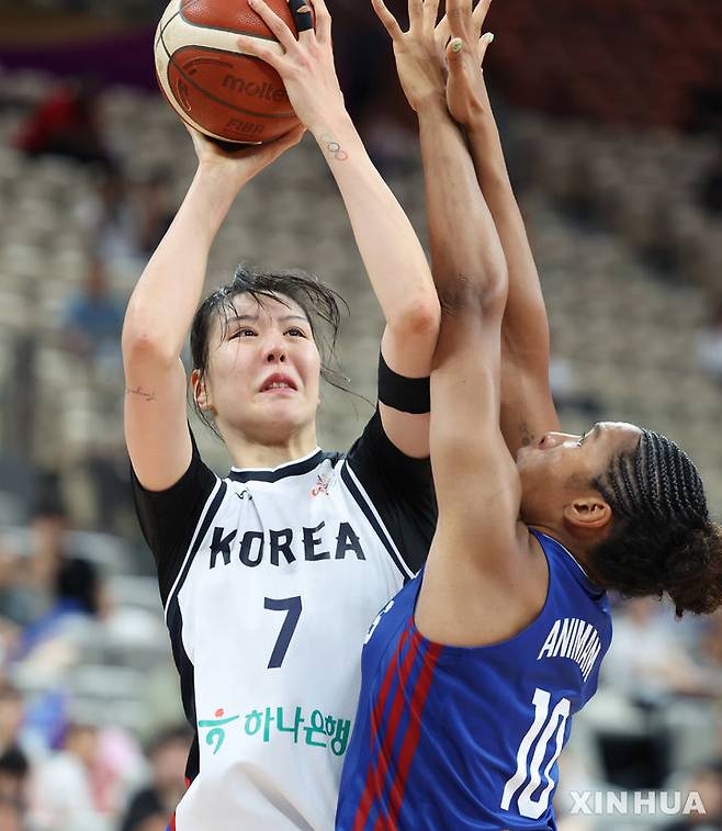 [선전=신화/뉴시스] 한국 여자농구 대표팀의 박지수(왼쪽)가 18일(현지 시간) 중국 광둥성 선전 스포츠센터에서 열린 2025 국제농구연맹(FIBA) 여자 아시아컵 4강 진출전 필리핀과 경기 중 슛을 시도하고 있다. 한국이 104-71로 승리하고 호주와 결승 진출을 다툰다. 2025.07.19.