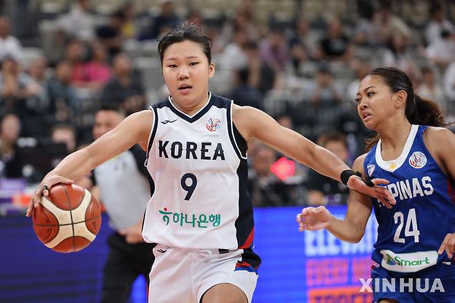 [선전=신화/뉴시스] 한국 여자농구 대표팀의 박지현(왼쪽)이 18일(현지 시간) 중국 광둥성 선전 스포츠센터에서 열린 2025 국제농구연맹(FIBA) 여자 아시아컵 4강 진출전 필리핀과 경기 중 드리블하고 있다. 한국이 104-71로 승리하고 호주와 결승 진출을 다툰다. 2025.07.19.