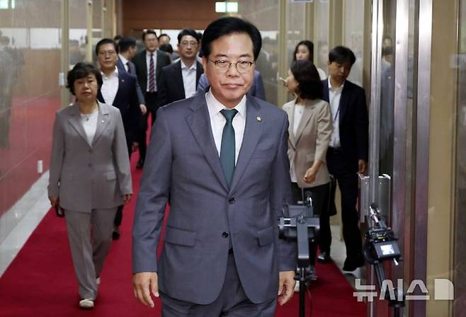 [서울=뉴시스] 조성봉 기자 = 송언석 국민의힘 비상대책위원장 겸 원내대표와 법사위원들이 18일 오전 서울 여의도 국회의장실에서 '무차별적 압수수색 영장남발 협조' 관련 항의방문을 마치고 밖으로 나서고 있다.  2025.07.18. suncho21@newsis.com