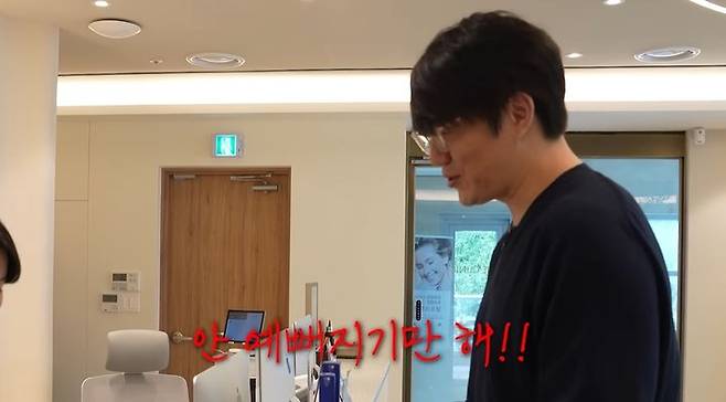 [서울=뉴시스] 가수 성시경이 18일 유튜브 채널을 통해 피부과 시술을 받는 모습을 공개했다. (사진=유튜브 채널 '성시경') 2025.07.19. photo@newsis.com *재판매 및 DB 금지