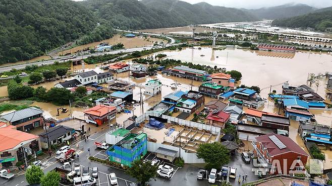 [의령=뉴시스] 차용현 기자 = 호우경보가 내려진 19일 오후 경남 의령군 대의면 구성마을이 물에 잠겨있다. 2025.07.19.con@newsis.com