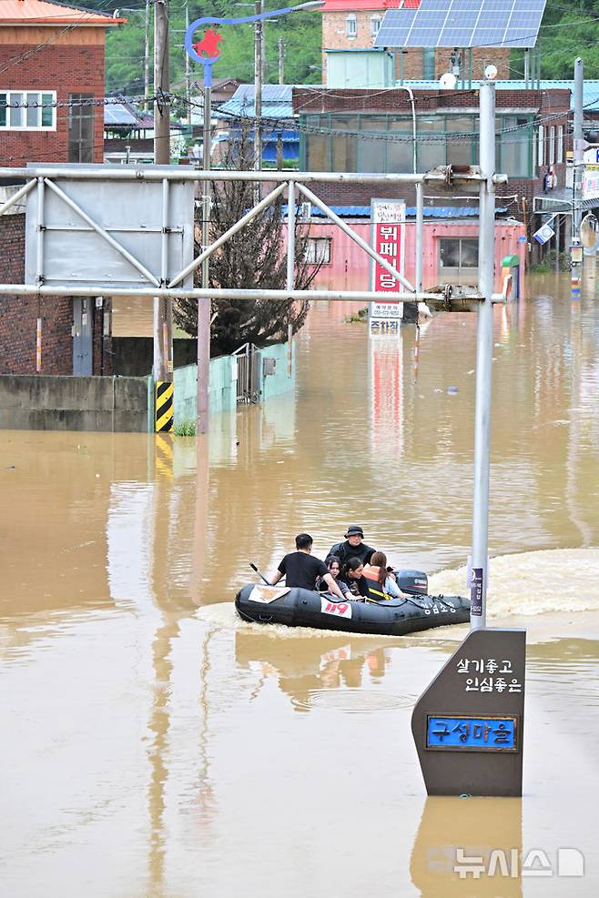 [의령=뉴시스] 차용현 기자 = 호우경보가 내려진 19일 오후 침수된 경남 의령군 대의면 구성마을에서 119대원들이 주민을 구조하고 있다. 2025.07.19.con@newsis.com