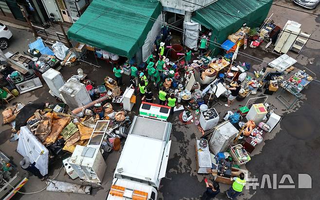 [대구=뉴시스] 이무열 기자 = 18일 대구 북구 노곡동 한 가정집에서 주민과 자원봉사자들이 침수 피해 복구 작업을 하고 있다.노곡동 일대는 전날 내린 집중호우로 인해 물에 잠겼다. 2025.07.18. lmy@newsis.com