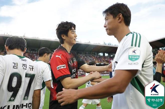 [서울=뉴시스]기성용 포항 데뷔전. (사진=한국프로축구연맹 제공)