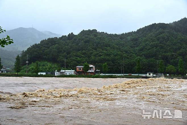 [산청=뉴시스] 차용현 기자 = 호우경보가 내려진 19일 오후 경남 산청군 생비량면 인근 양천강이 범람하고 있다. 2025.07.19.con@newsis.com