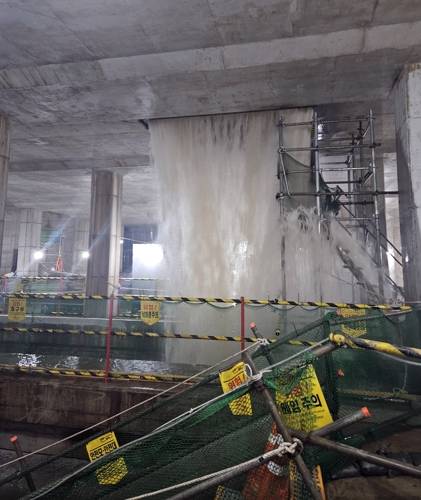 폭포수처럼 유입되는 빗물 폭포수처럼 유입되는 빗물     (부산=연합뉴스) 14일 오전 많은 비가 내렸던 부산 사상구의 부산도시철도 사상~하단선 공사 구간으로 빗물이 유입되고 있다. 2025.7.14 [부산소방재난본부 제공. 재판매 및 DB 금지]     pitbull@yna.co.kr (끝)   <저작권자(c) 연합뉴스, 무단 전재-재배포, AI 학습 및 활용 금지>