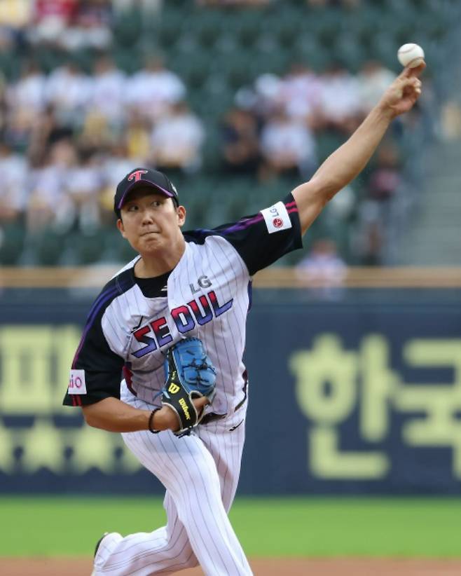 LG 손주영이 18일 롯데와 홈 경기에 선발 등판해 역투하고 있다. LG 트윈스