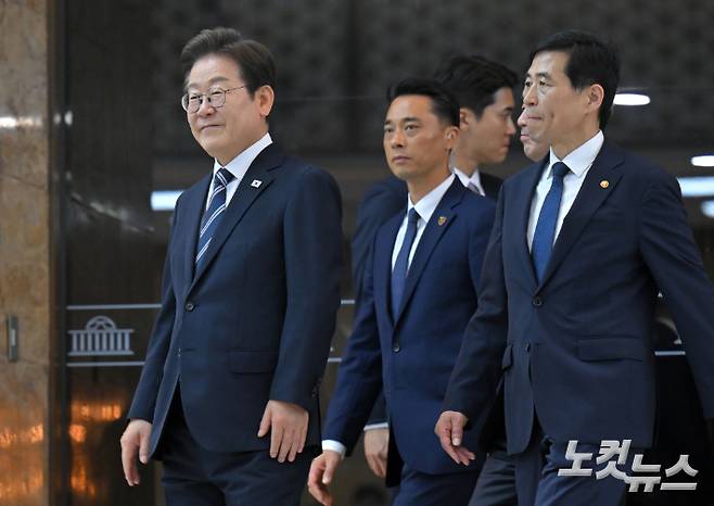 이재명 대통령이 지난달 26일 오전 서울 여의도 국회에서 2025년도 제2회 추가경정예산안에 대한 정부의 시정연설을 마치고 본회의장을 나서고 있다. 윤창원 기자