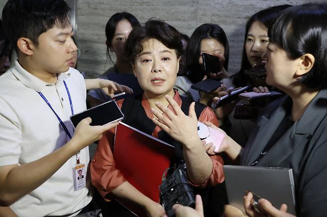 윤희숙 혁신위원장, 인적쇄신 거듭 요구     (서울=연합뉴스) 김주성 기자 = 국민의힘 윤희숙 혁신위원장이 17일 서울 여의도 국회에서 열린 비상대책위원회의에 참석한 뒤 나와 취재진의 질문에 답하고 있다.      윤 혁신위원장은 전날 나경원·윤상현·장동혁 의원과 송언석 비상대책위원장 겸 원내대표에게 거취 결정을 요구하는 인적쇄신안을 발표했다. 2025.7.17     utzza@yna.co.kr (끝)   <저작권자(c) 연합뉴스, 무단 전재-재배포, AI 학습 및 활용 금지> 연합뉴스