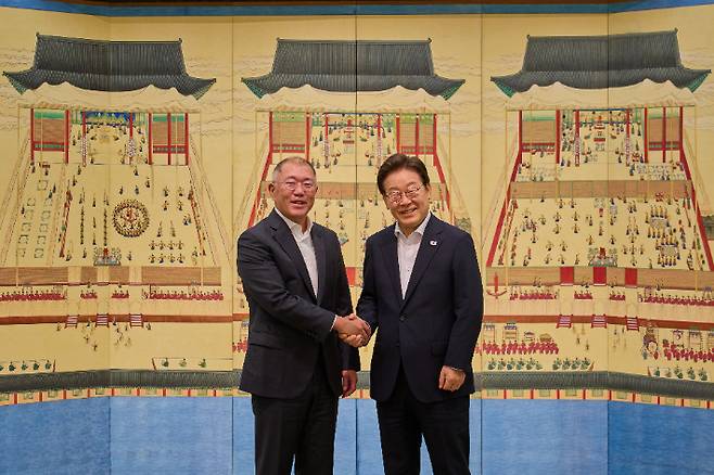 지난 14일 이재명 대통령이 서울 한남동 관저에서 정의선 현대차그룹 회장과 만찬 간담회에서 악수하는 모습. 대통령실 제공