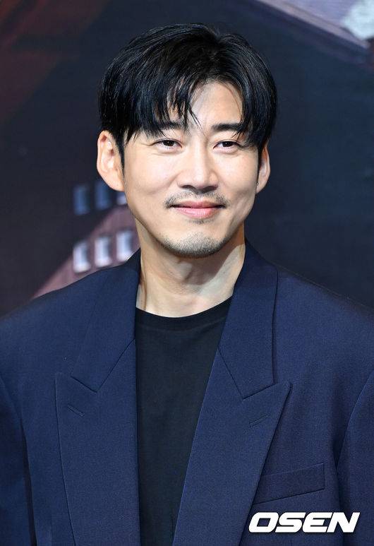 [OSEN=이대선 기자] 21일 오전 서울 강남구 조선 팰리스 서울 강남에서 넷플릭스 오리지널 시리즈 '아무도 없는 숲속에서' 제작발표회가 열렸다.‘아무도 없는 숲속에서’는 한여름 찾아온 수상한 손님으로 인해, 평온한 일상이 무너지고 걷잡을 수 없는 사건에 휘말리게 되는 사람들의 이야기를 그린 서스펜스 스릴러​다.배우 윤계상이 포토타임을 가지고 있다. 2024.08.21 /sunday@osen.co.kr