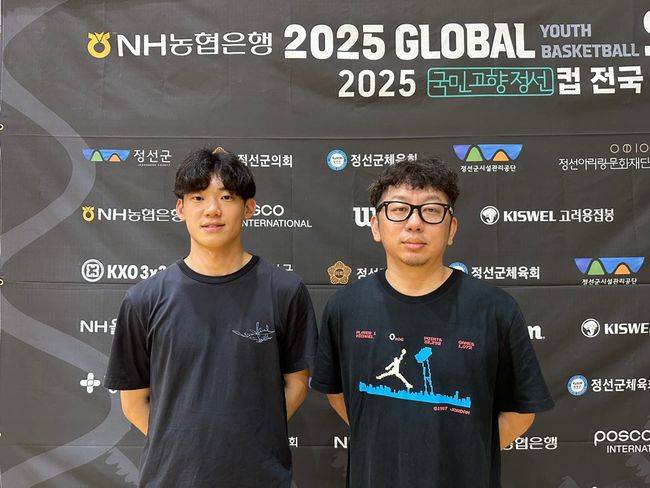 [사진] 이와쿠라 사사키 슌스케 코치와 오사카 겐 코치