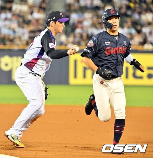 [OSEN=잠실, 민경훈 기자] 18일 오후 서울 잠실구장에서 ‘2025 신한 SOL BANK KBO리그’ LG 트윈스와 롯데 자이언츠의 경기가 열렸다.이날 경기에서 LG는 손주영을, 롯데는 감보아를 선발투수로 내세웠다.7회초 1사 주자 1루 롯데 나승엽의 2루수 앞 병살타때 LG 유격수 오지환이 롯데 김동혁을 태그아웃 시키고 있다. 2025.07.18 / rumi@osen.co.kr