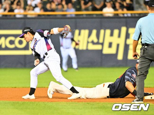 [OSEN=잠실, 민경훈 기자] 18일 오후 서울 잠실구장에서 ‘2025 신한 SOL BANK KBO리그’ LG 트윈스와 롯데 자이언츠의 경기가 열렸다.이날 경기에서 LG는 손주영을, 롯데는 감보아를 선발투수로 내세웠다.6회초 1사 주자 2루 롯데 전준우의 라인드라이브 타구때 LG LG 2루수 신민재가 2루에서 레예스를 포스아웃 시키며 기뻐하고 있다. 2025.07.18 / rumi@osen.co.kr