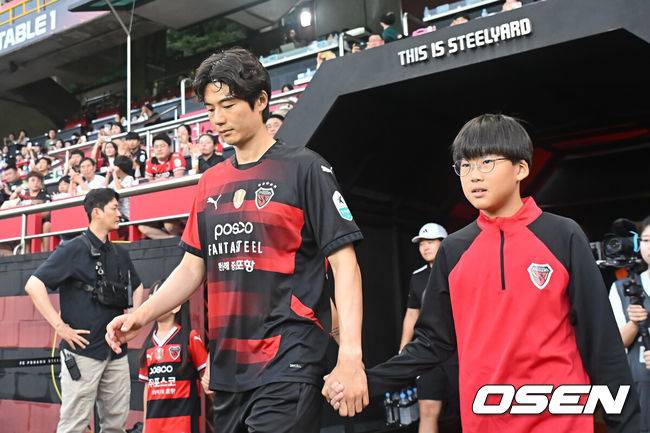 [OSEN=포항, 이석우 기자] 19일 포항 스틸야드에서 하나은행 K리그1 2025 포항 스틸러스와 전북 현대의 경기가 열렸다.  포항으로 이적한 기성용이 포항 유니폼을 입고 첫 출전했다. 포항 스틸러스 기성용이 선수 입장을 하고 있다. 2025.07.19 / foto0307@osen.co.kr