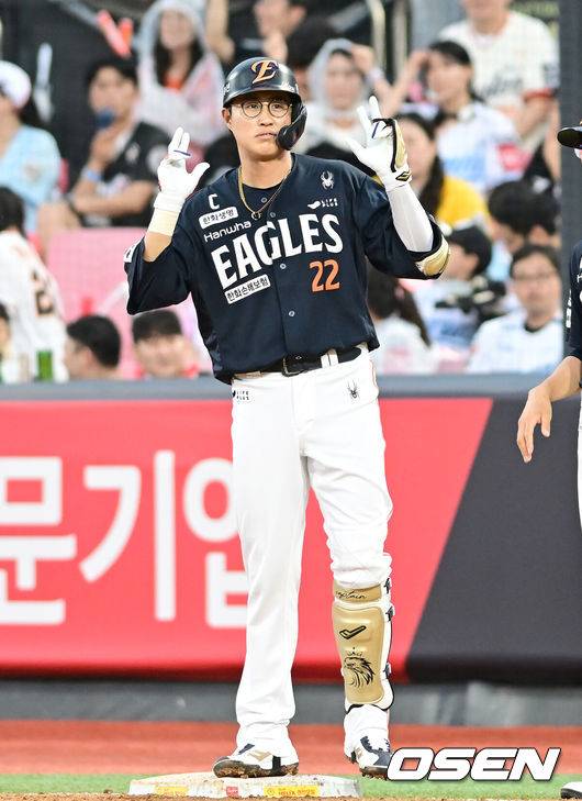 [OSEN=수원, 김성락 기자] 19일 오후 수원 KT위즈파크에서 ‘2025 신한 SOL Bank KBO리그’ KT 위즈와 한화 이글스의 경기가 열렸다.홈팀 KT는 헤이수스, 방문팀 한화는 와이스를 선발로 내세웠다.3회초 2사 3루 한화 채은성이 동점 1타점 적시타를 날린 뒤 세리머니를 하고 있다. 2025.07.19 / ksl0919@osen.co.kr